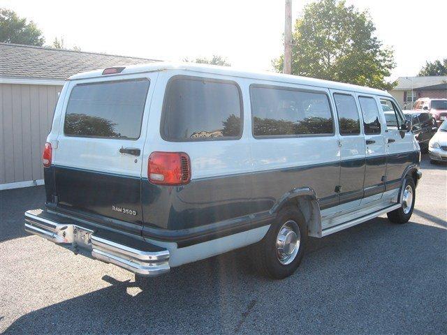 Dodge Ram Wagon 1996 photo 1