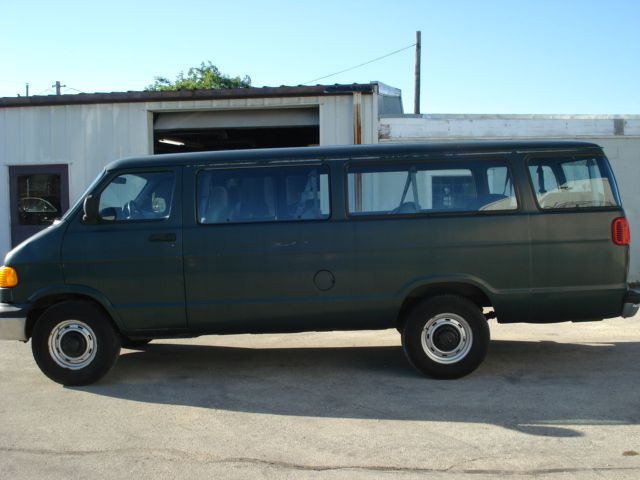 Dodge Ram Wagon 1998 photo 2