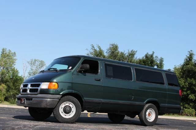 Dodge Ram Wagon 1999 photo 2