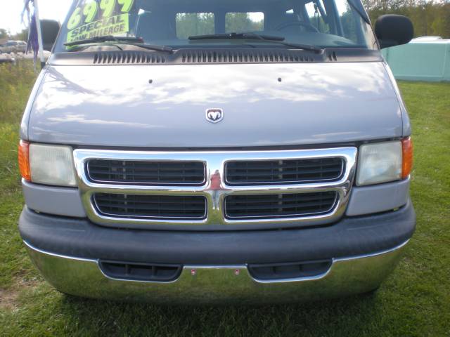 Dodge Ram Wagon 2000 photo 1