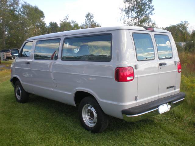 Dodge Ram Wagon 2000 photo 2