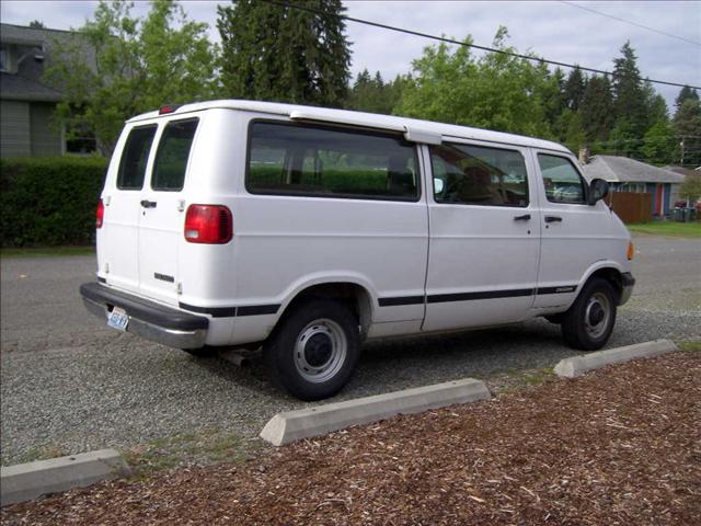 Dodge Ram Wagon 2000 photo 2