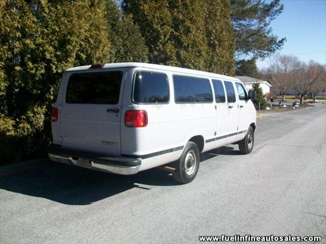 Dodge Ram Wagon 2000 photo 1