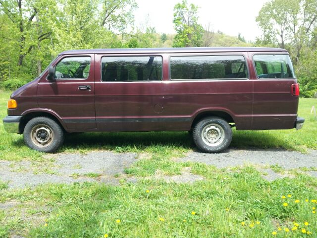 Dodge Ram Wagon 2002 photo 2