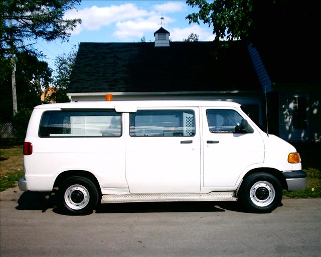 Dodge Ram Wagon 2002 photo 2