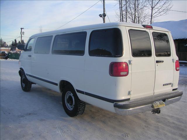 Dodge Ram Wagon 2002 photo 2