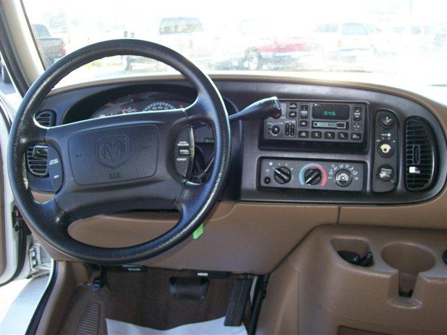 Dodge Ram Wagon 2002 photo 5