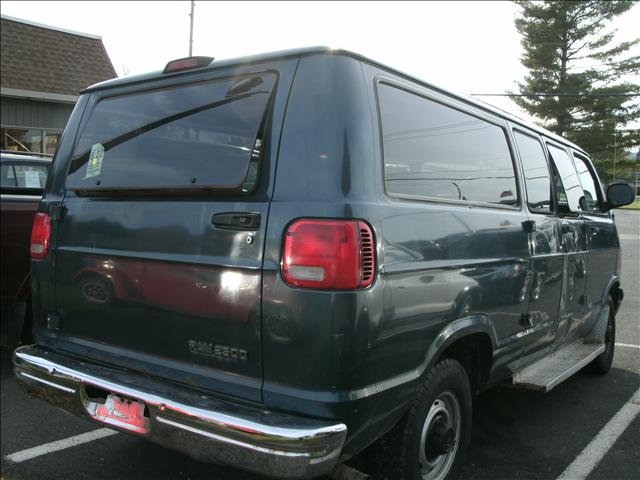 Dodge Ram Wagon 2002 photo 1