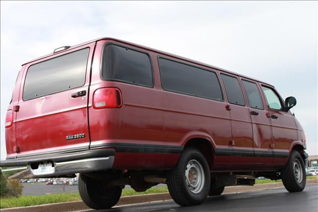 Dodge Ram Wagon 2002 photo 2