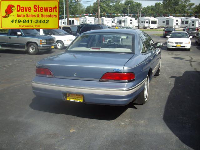 Ford Crown Victoria 1992 photo 1