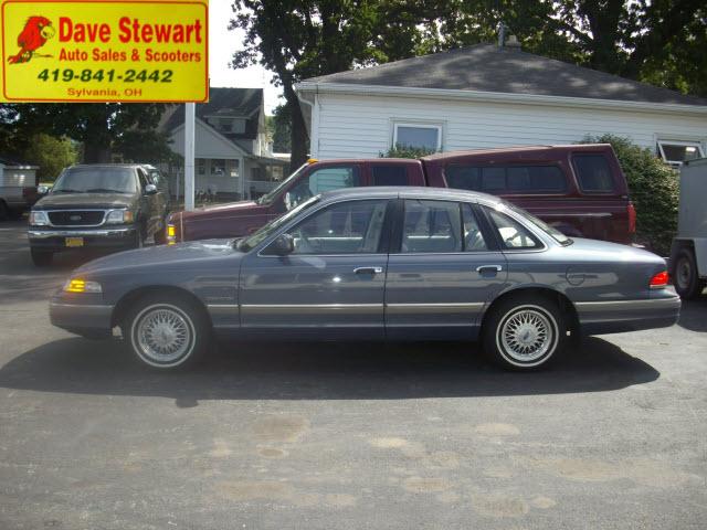 Ford Crown Victoria 1992 photo 2