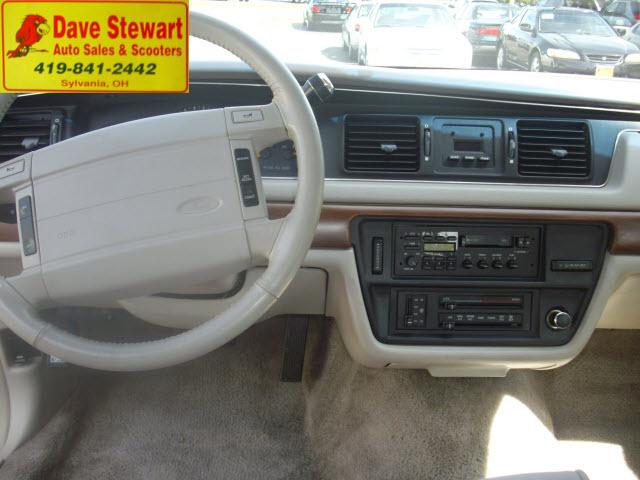 Ford Crown Victoria 1992 photo 4