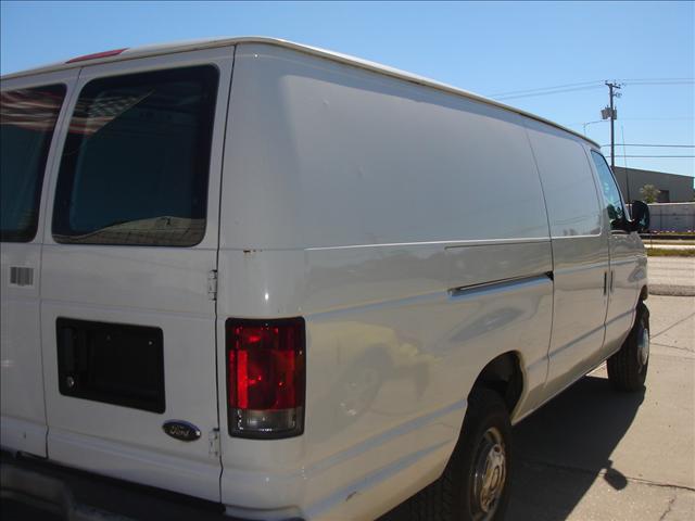 Ford E250 2002 photo 2