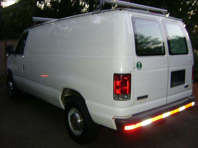 Ford E250 2003 photo 2