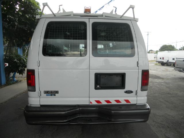 Ford E250 2004 photo 11