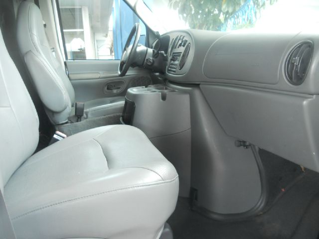 Ford E250 2004 photo 6