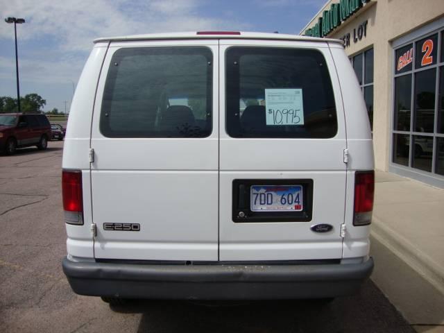 Ford E250 2005 photo 3