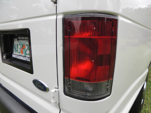 Ford E250 2006 photo 57