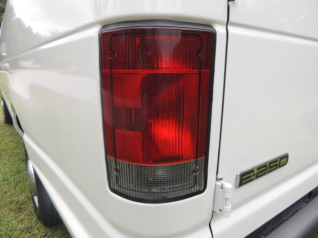 Ford E250 2006 photo 58