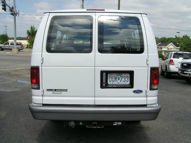 Ford E350 Wagon L-100 AUTO Passenger Van