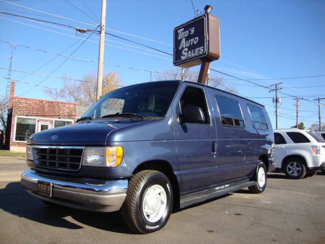 Ford Econoline E320 Sedan 4D Passenger Van