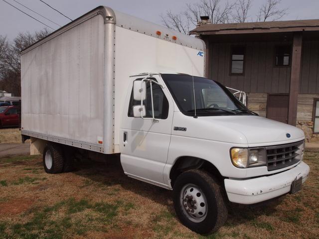 Ford Econoline E320 Sedan 4D Passenger Van