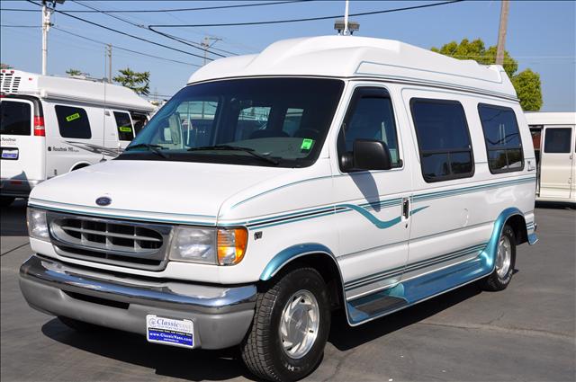 Ford Econoline 2005 Toyota SR5 Passenger Van