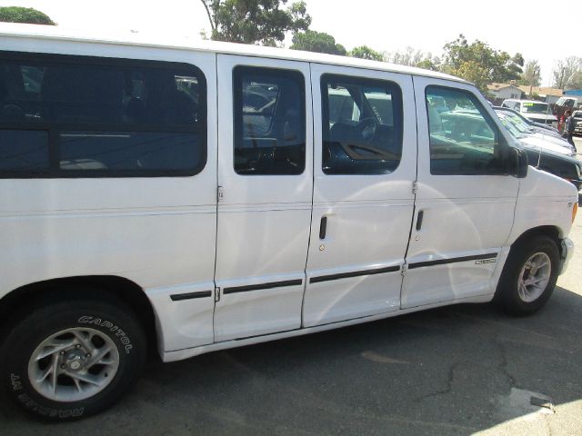 Ford Econoline 1999 photo 1