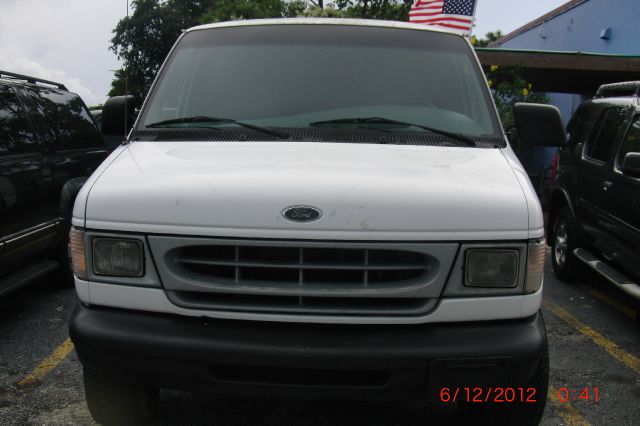 Ford Econoline 2000 photo 1