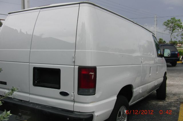 Ford Econoline 2000 photo 2