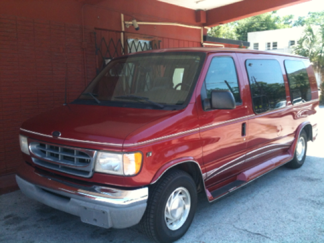 Ford Econoline 2000 photo 1