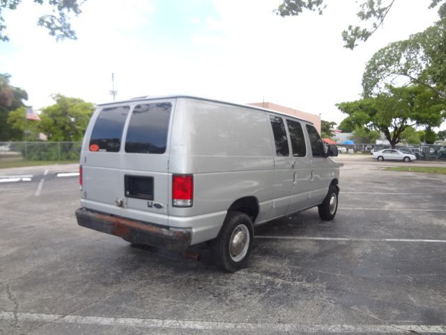 Ford Econoline 2000 photo 2