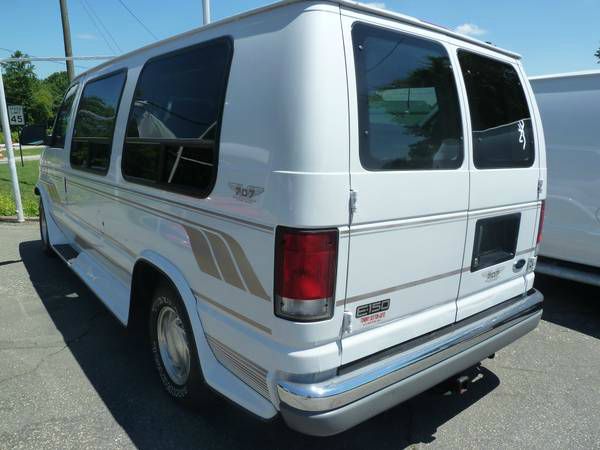 Ford Econoline 2000 photo 1