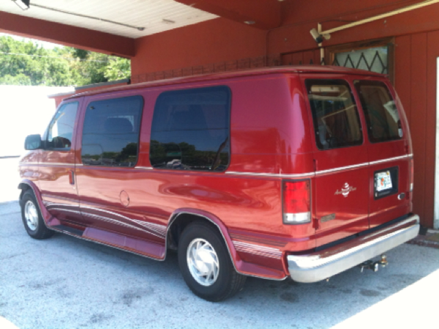 Ford Econoline 2000 photo 2