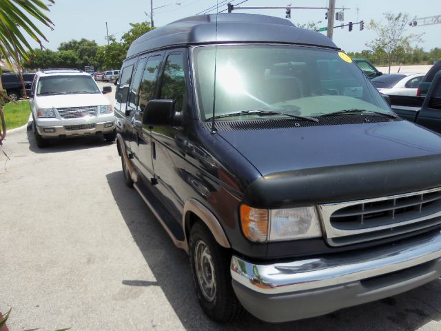 Ford Econoline 2000 photo 2