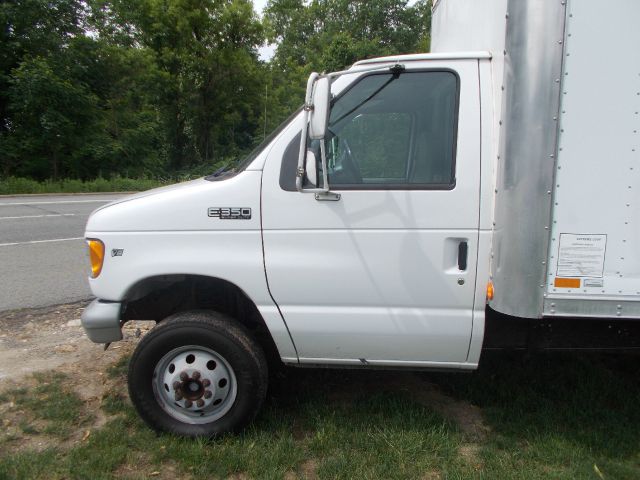 Ford Econoline 2000 photo 17