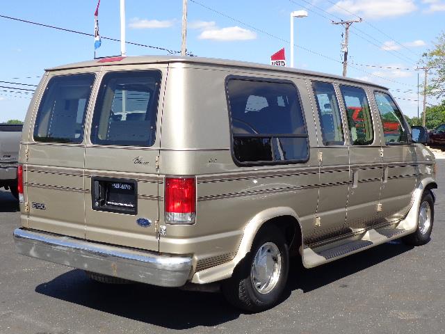 Ford Econoline 2000 photo 18