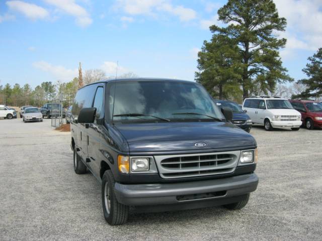 Ford Econoline 2001 photo 1