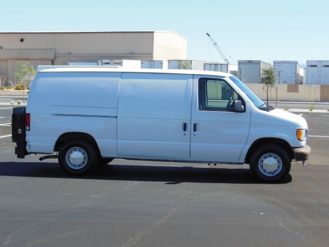 Ford Econoline 2001 photo 2