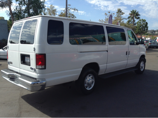 Ford Econoline 2001 photo 2