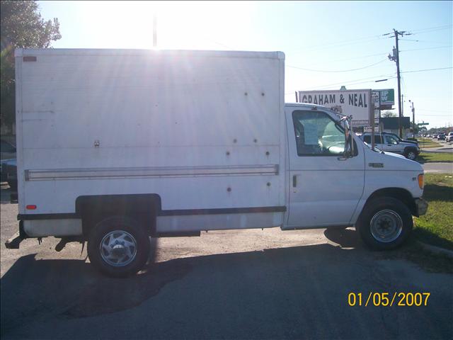 Ford Econoline 2001 photo 1