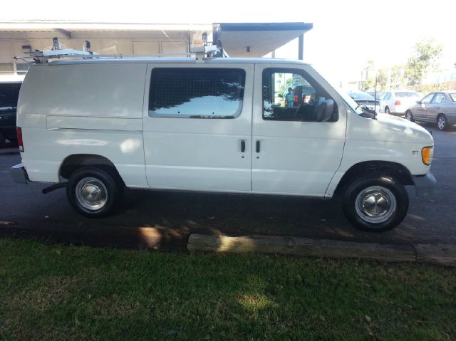 Ford Econoline 2001 photo 2