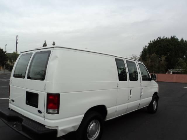 Ford Econoline 2001 photo 2