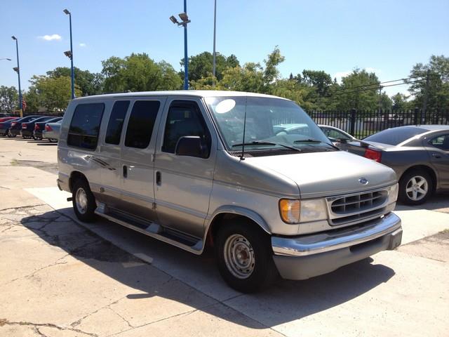 Ford Econoline 2001 photo 1