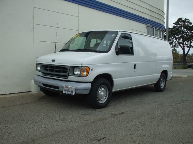 Ford Econoline 2001 photo 1