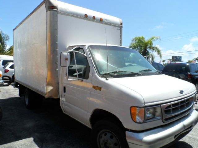 Ford Econoline 2001 photo 1