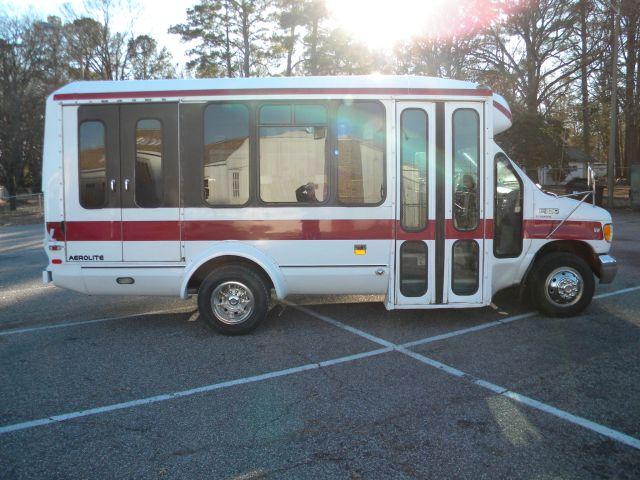 Ford Econoline 2001 photo 1