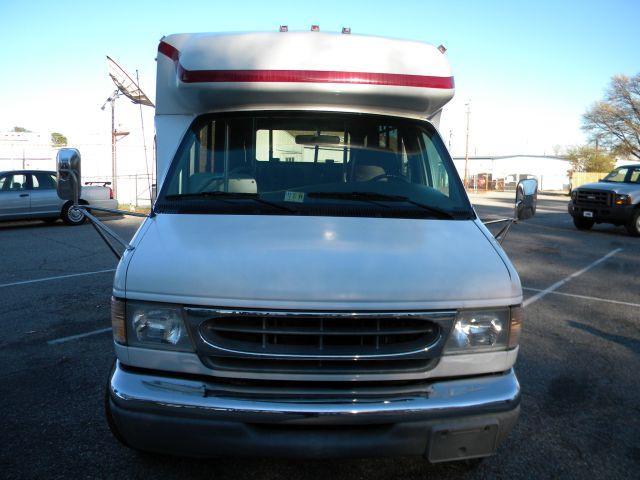 Ford Econoline 2001 photo 2