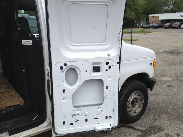 Ford Econoline 2001 photo 22