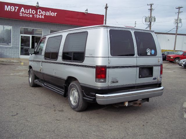 Ford Econoline 2001 photo 1